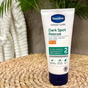 Vaseline Expert Care SPF20 крем против тъмни петна 100 мл с ниацинамид и SPF 20 за хидратация и по-равномерен тен на кожата.